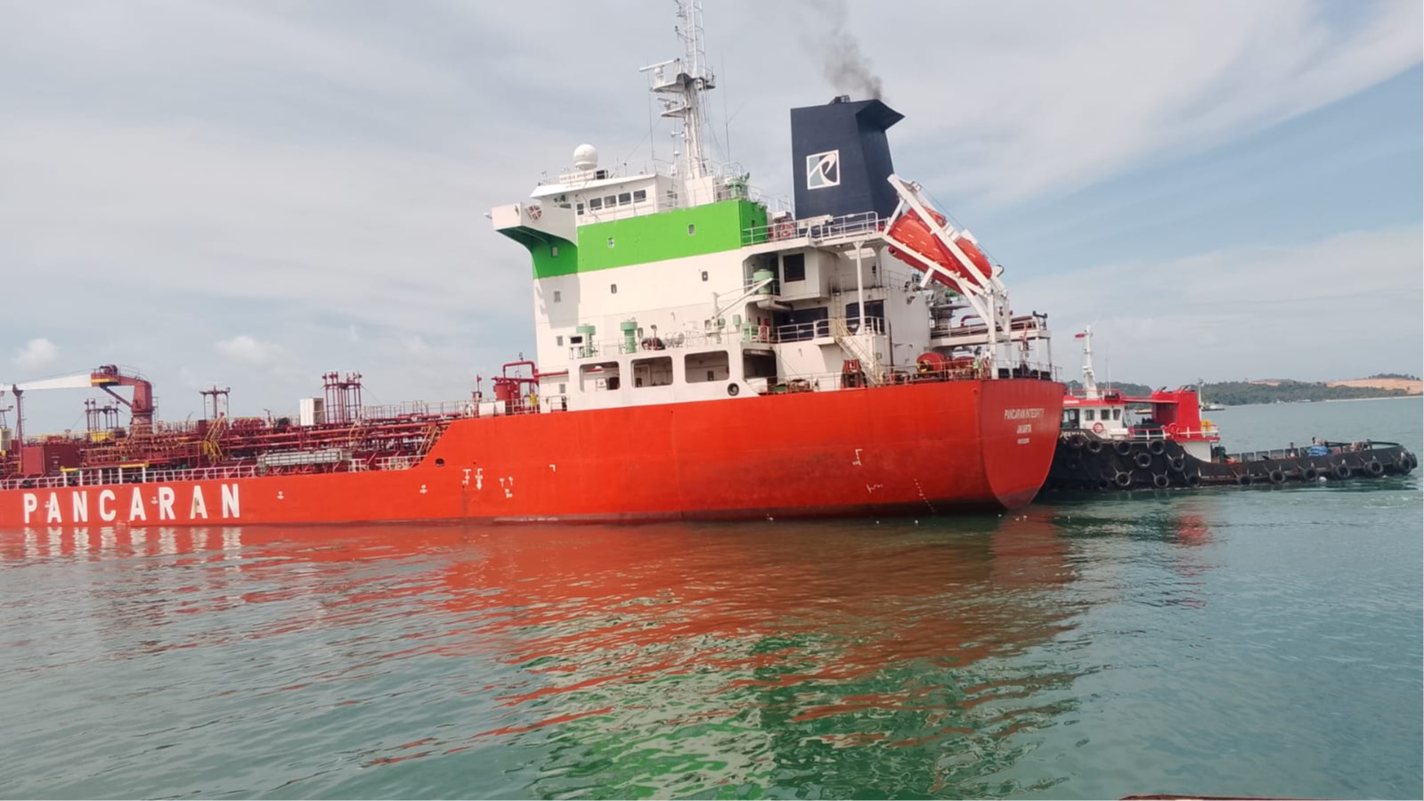 kapal di pelabuhan