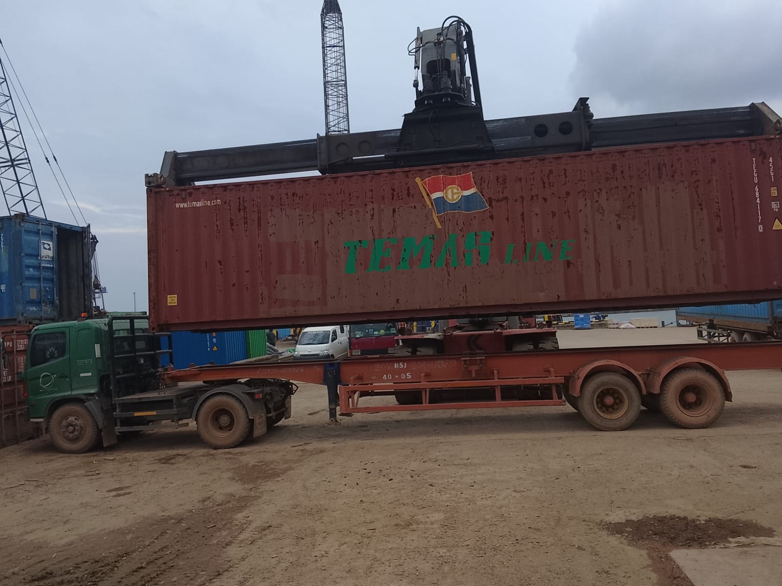 memuat container ke truck