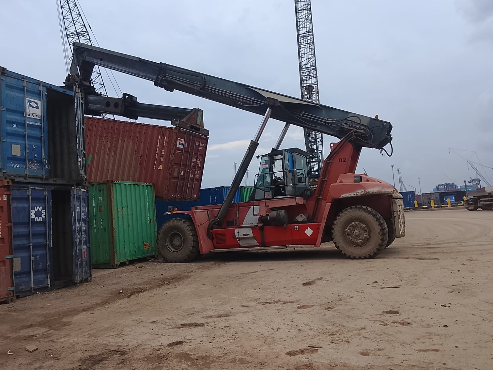mengangkat container