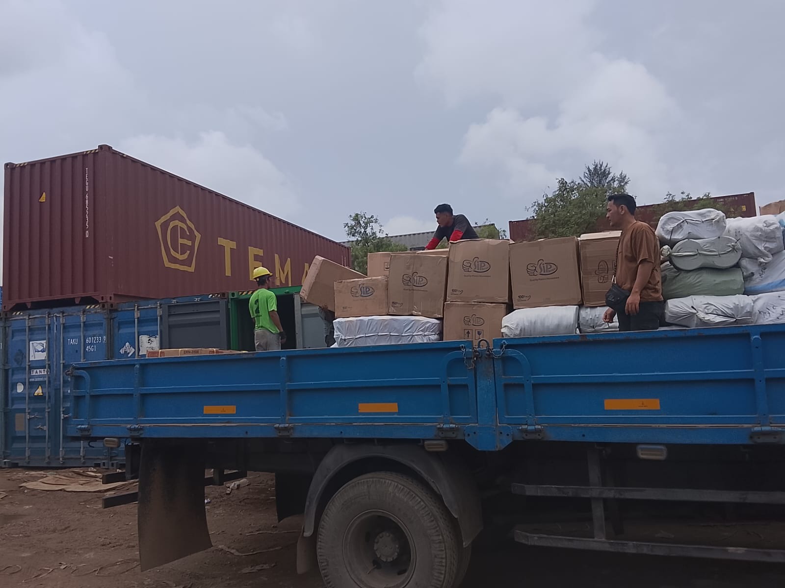 memindah kan barang untuk distribusi