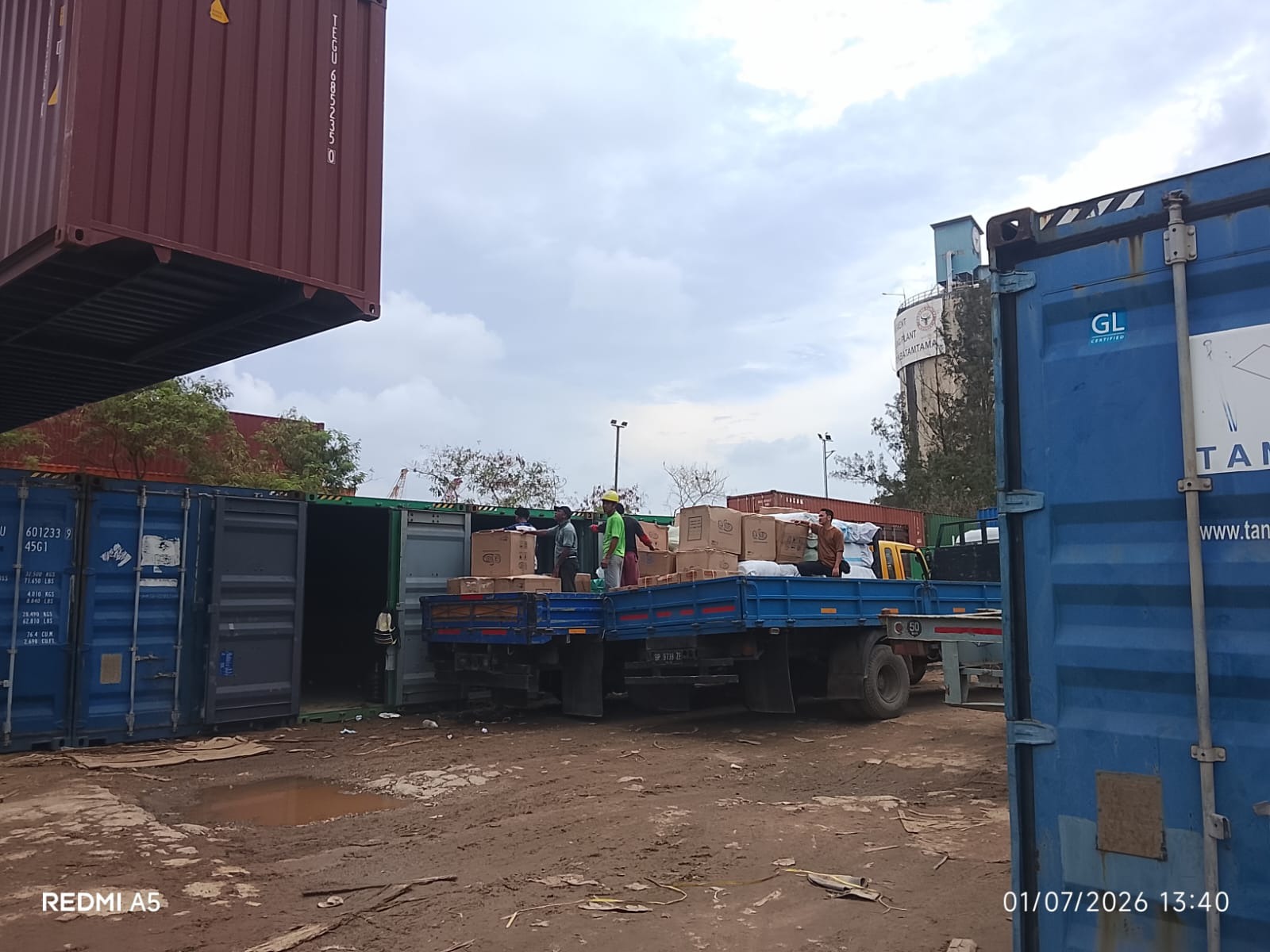 memasukan barang ke kontainer