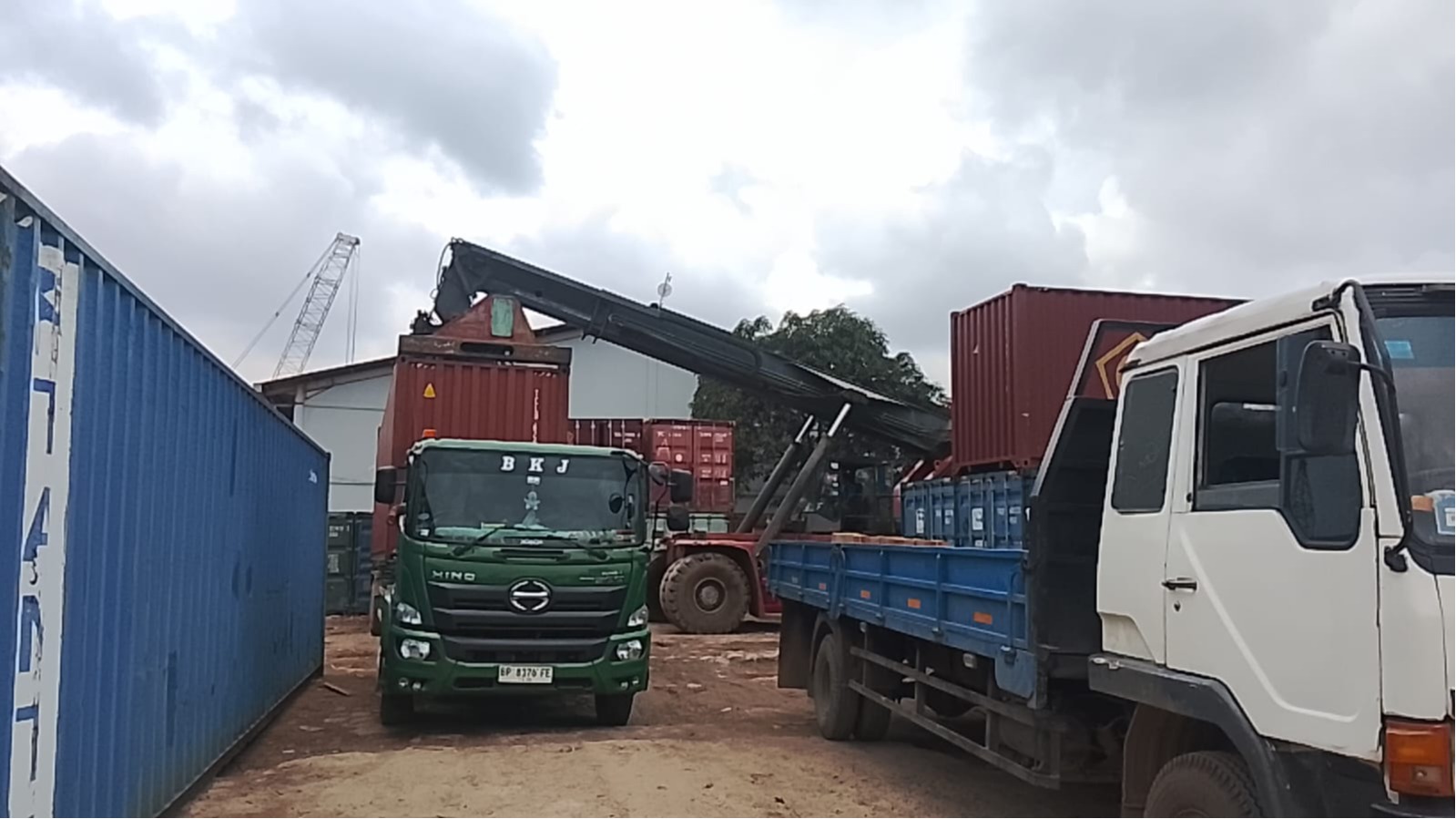 memuat ke truck
