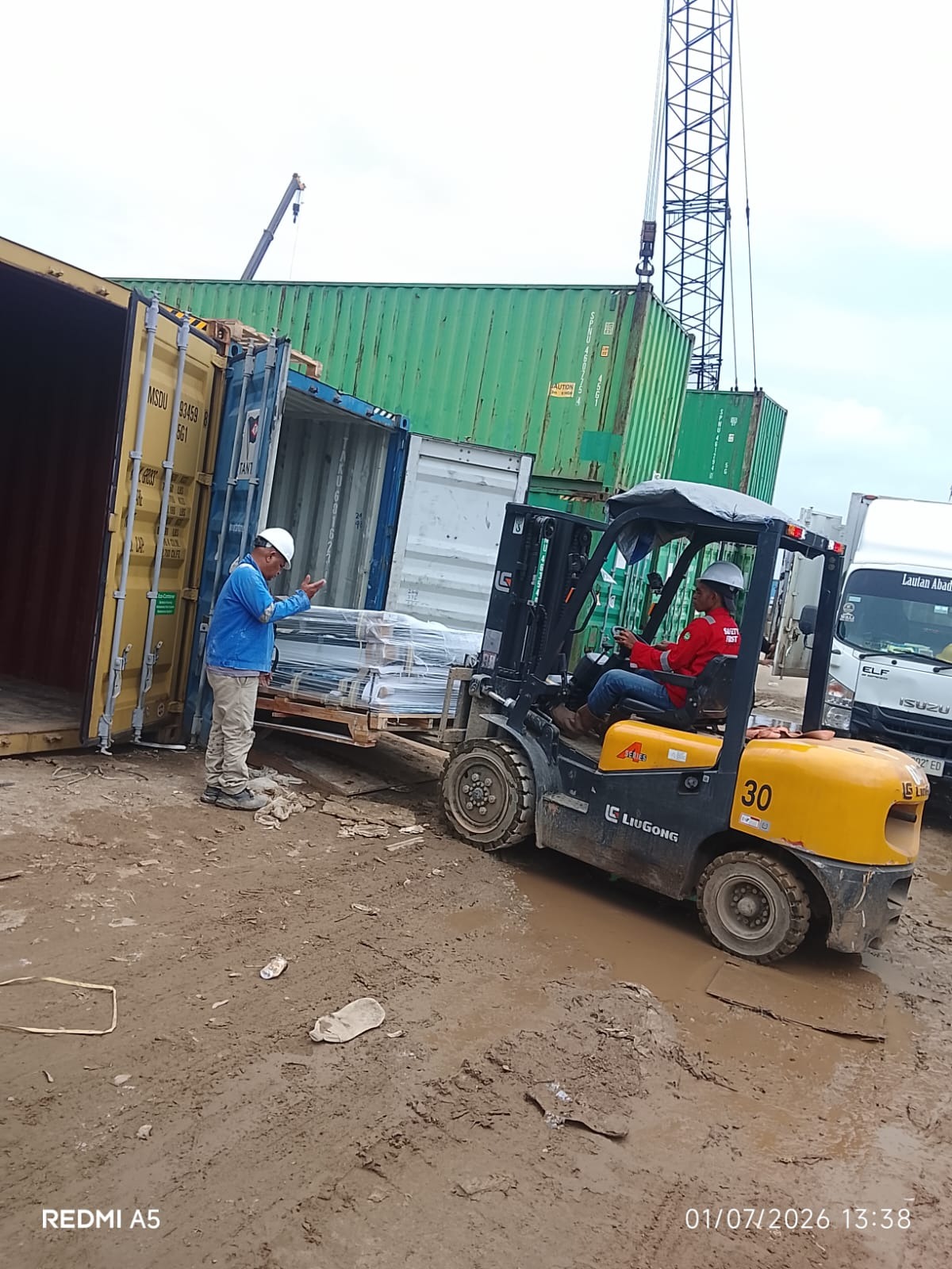 mengeluarkang barang dengan forklift
