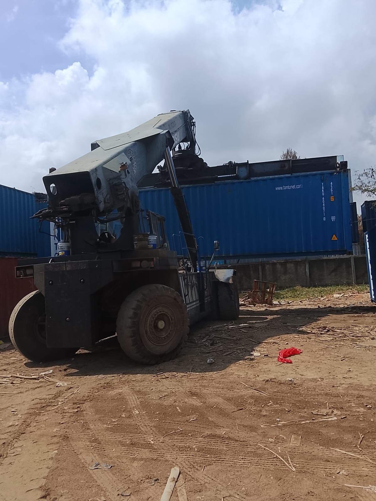 mengangkut container