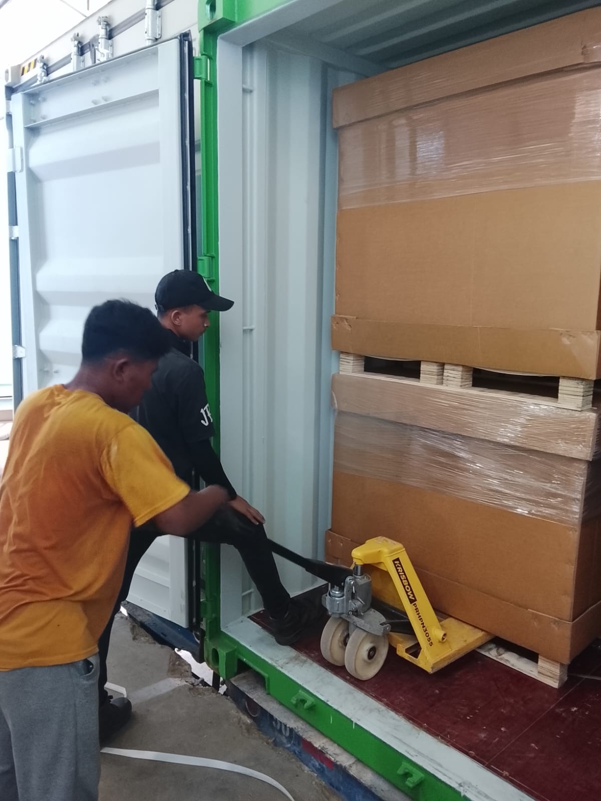 mengeluarkan barang