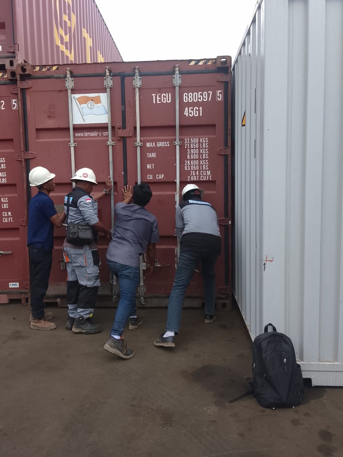 membuka container