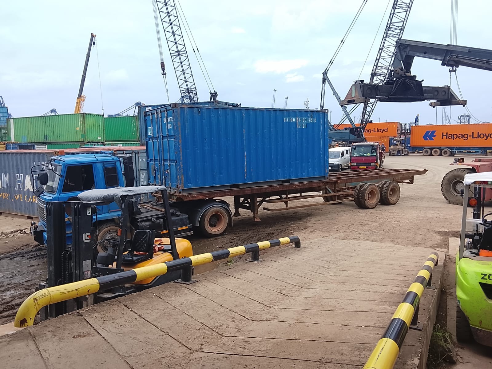 kegiatan mengangkut container di pelabuhan