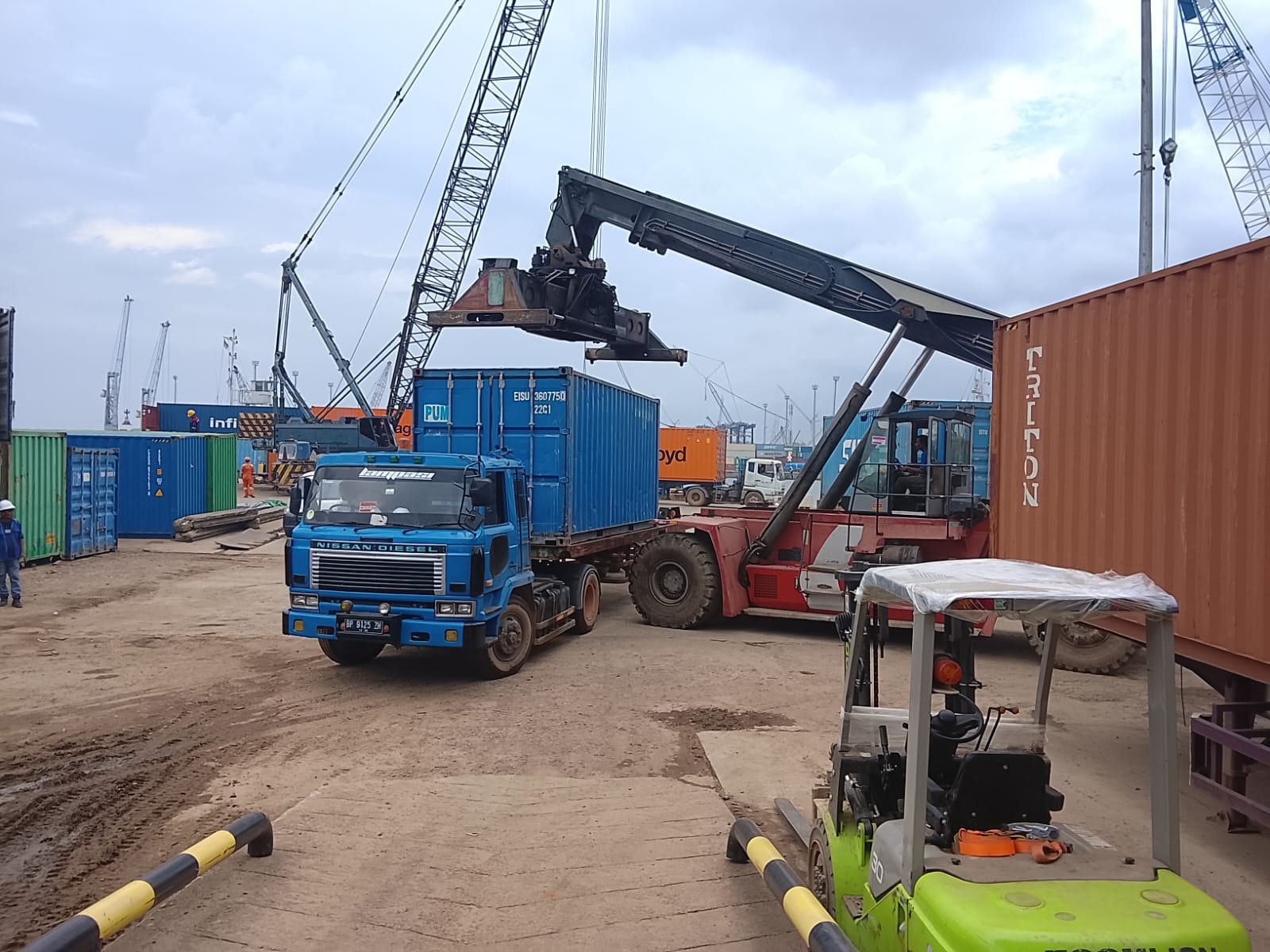 memindahkan container